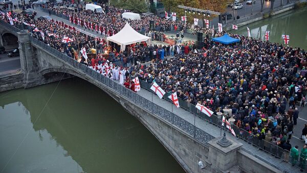 Тысячи верующих на Метехском мосту - Sputnik Грузия