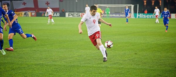 Нападающий сборной Грузии Ладо Двалишвили в атаке - Sputnik Грузия