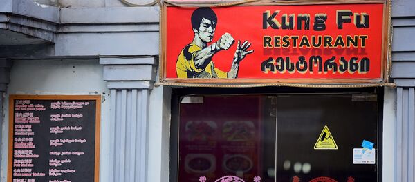 ჩინური რესტორანი თბილისში „კუნგ-ფუ“ ბრიუს ლის პორტრეტით აბრაზე ჩინური რესტორანი თბილისში „კუნგ-ფუ“ ბრიუს ლის პორტრეტით აბრაზე - Sputnik საქართველო