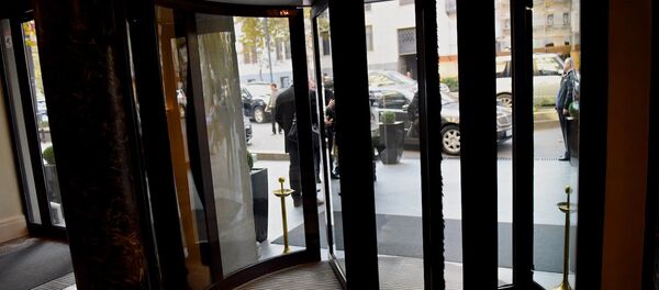 На входе в один из престижных отелей грузинской столицы - Sputnik Грузия