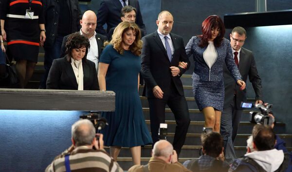 Избранный президент Болгарии Румен Радев вместе с супругой входит в конференц-зал в Софии - Sputnik Грузия