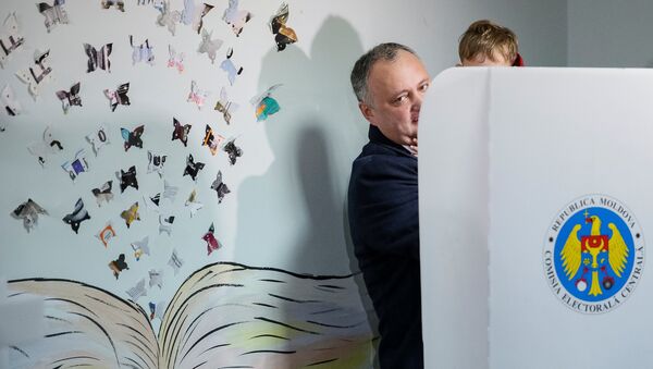 Игорь Додон во время президентских выборов в Молдове на избирательном участке вместе со своим сыном Николаем - Sputnik Грузия