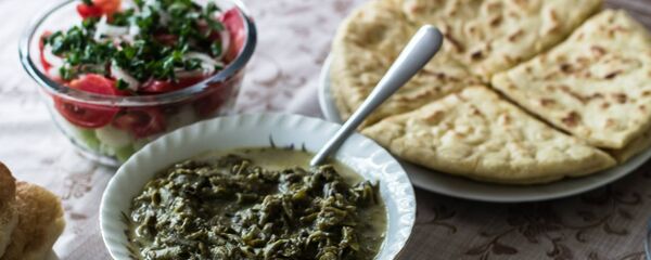 Зеленый лобио, хачапури и салат из свежих овощей - Sputnik Грузия