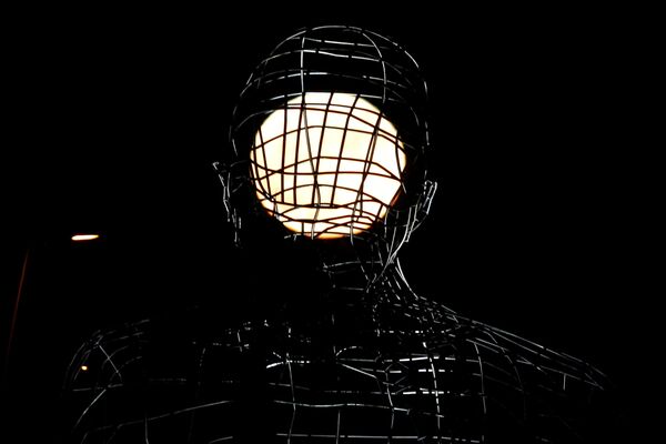 Луна над статуей Мыслитель в Дос Херманас, Испания Луна над статуей Мыслитель в Дос Херманас, Испания - Sputnik Грузия