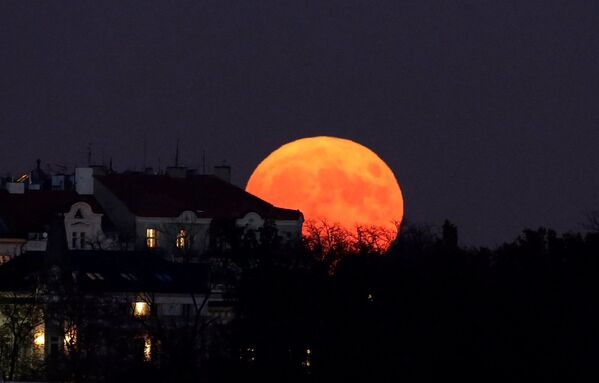 Такое Суперлуние наблюдали жители Праги, Чехия - Sputnik Грузия