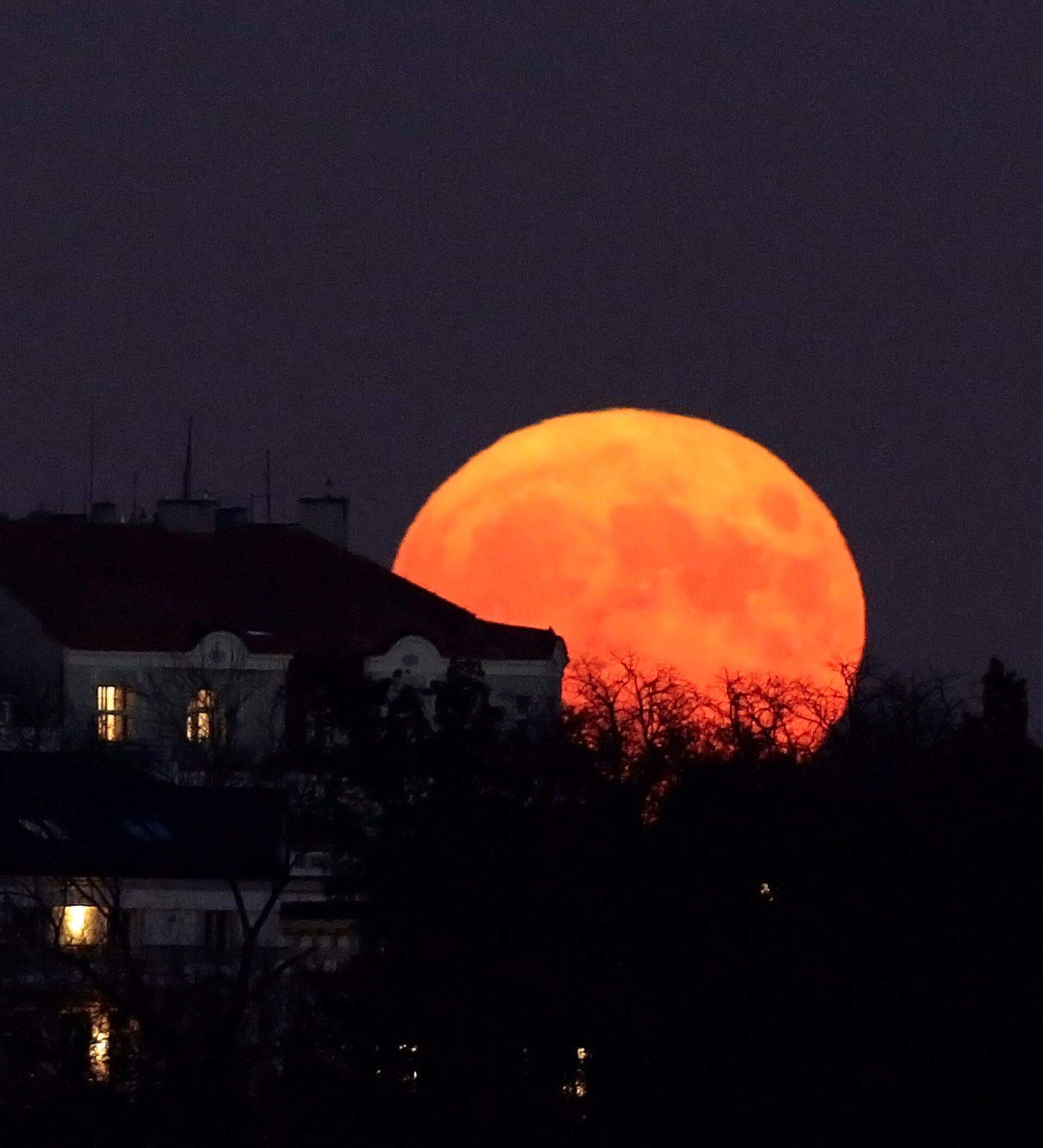 Солнечное затмение бывает раз в. Оранжевая Луна. Огромная оранжевая Луна. Оранжевая Луна на небе. Ярко оранжевая Луна.