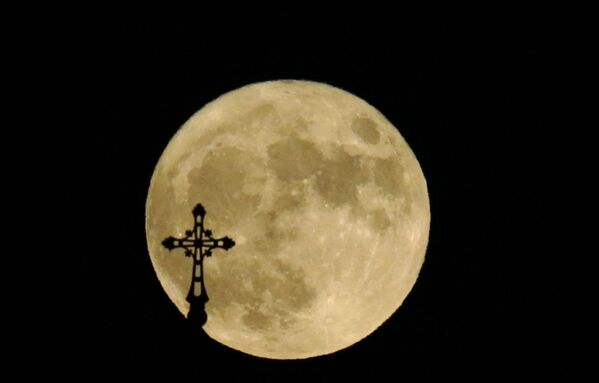 Православный крест, венчающий купол церкви, на фоне луны в Тбилиси - Sputnik Грузия