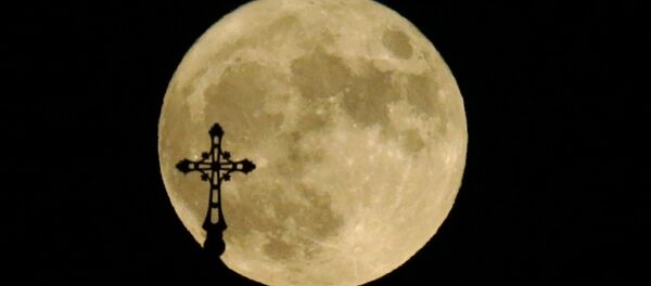 Крест на фоне луны в Тбилиси, Грузия - Sputnik Грузия