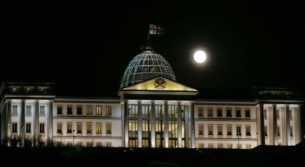 Так выглядела в эту ночь луна над президентским дворцом в Тбилиси в районе Авлабари - Sputnik Грузия