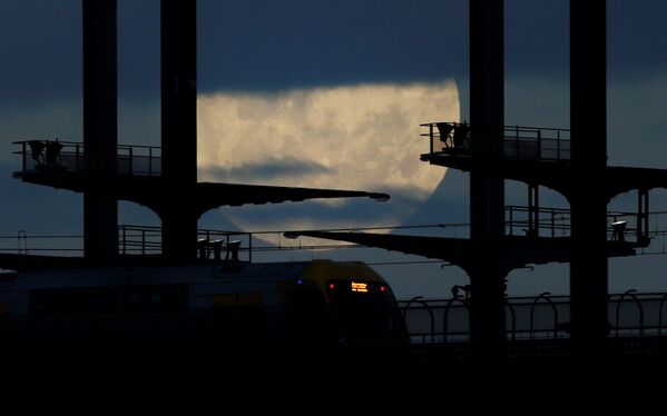 Электричка едет на фоне огромной Луны в пригороде Хорнсби, Австралия - Sputnik Грузия