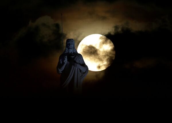 Вид на Луну от статуи Иисуса Христа в Гаване, Куба - Sputnik Грузия