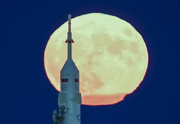 Суперлуние, наблюдаемое с территории космодрома Байконур - Sputnik Грузия