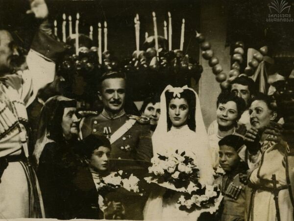 გიორგი შავგულიძე და ლია ელიავა. კადრი ფილმიდან ქალის ტვირთი გიორგი შავგულიძე და ლია ელიავა. კადრი ფილმიდან ქალის ტვირთი - Sputnik საქართველო