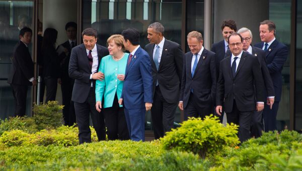 На саммите G7 в Японии (слева направо): премьер-министр Италии Маттео Рензи, канцлер Германии Ангела Меркель, премьер Японии Шинзо Абэ, президент США Барак Обама, президент Евросовета Дональд Туск, премьер Канады Джастин Трудо, президент Франции Франсуа Холланд, глава Еврокомиссии Жан-Клод Юнкер и премьер Великобритании Джеймс Кэмерон - Sputnik Грузия