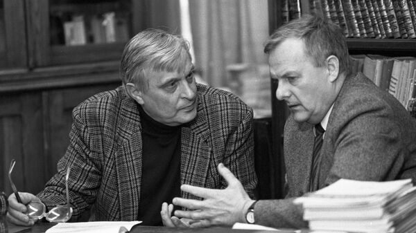 Актер Санкт-Петербургского академического Большого драматического театра им. Г. Товстоногова Олег Басилашвили (слева) и мэр г. Санкт-Петербурга Анатолий Собчак (справа). - Sputnik Грузия