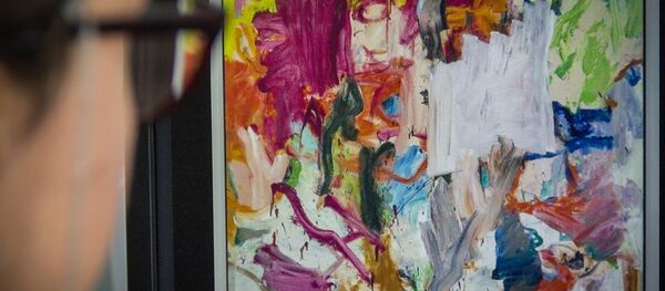 Девушка смотрит картину голландского художника Виллема де Кунинга Без названия XXV - Sputnik Грузия