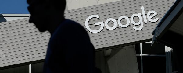 Человек проходит мимо здания кампуса Google в Маунтин-Вью, Калифорния Человек проходит мимо здания кампуса Google в Маунтин-Вью, Калифорния - Sputnik Грузия