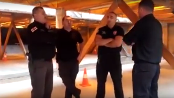 Полицейские поют Цинцкаро - Sputnik Грузия