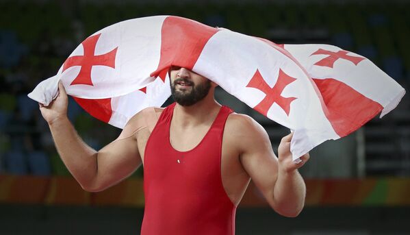 Борец Гено Петриашвили радуется победе на Олимпиаде в Рио. - Sputnik Грузия