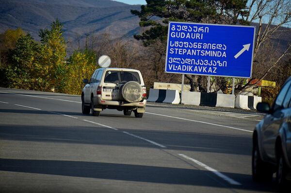 Дорожный указатель у поселка Натахтари, показывающий направление движения к Гудаури, Степанцминда и Владикавказу - Sputnik Грузия