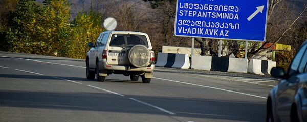 Дорожный указатель у поселка Натахтари, показывающий направление движения к Гудаури, Степанцминда и Владикавказу - Sputnik Грузия