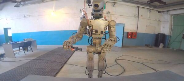 Робот Федор показал, как действует пилой, огнетушителем и паяльником - Sputnik Грузия