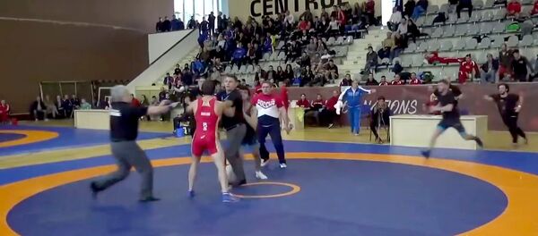 Поединок российского и грузинского борцов закончился потасовкой - Sputnik Грузия