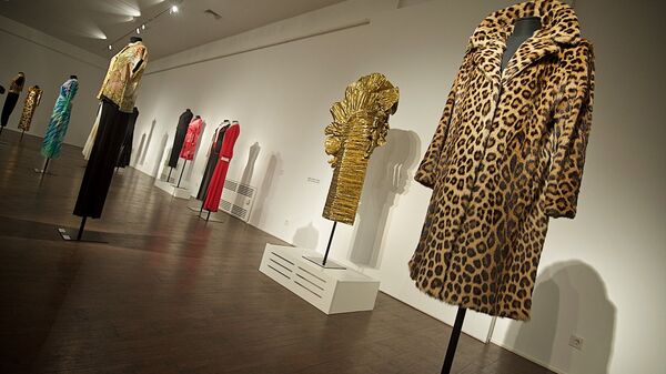 Выставка 60 лет истории итальянской моды - справа на первом плане шуба из леопарда для Софи Лорен - Sputnik Грузия