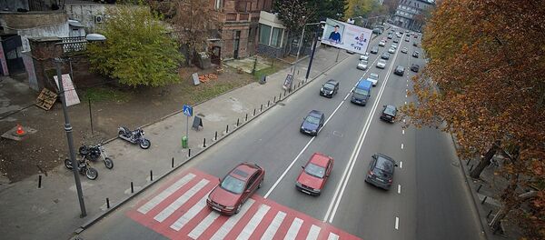 Машины едут по дороге вдоль набережной Тбилиси - Sputnik Грузия