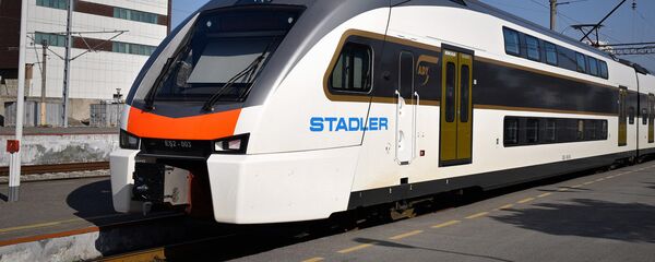 Поезд Stadler на бакинском железнодорожном вокзале Поезд Stadler на бакинском железнодорожном вокзале - Sputnik Грузия