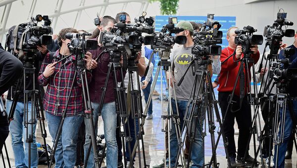 Операторы грузинских телеканалов перед началом брифинга в парламенте Грузии - Sputnik Грузия