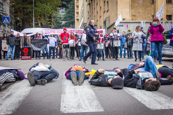 Участники акции в защиту прав пешеходов творчески подошли к выражению протеста против сегодняшнего положения дел на дорогах Грузии. - Sputnik Грузия