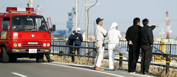 Пожарные и спасатели наблюдают за уровнем воды с моста в Сома после предупреждения о цунами в Японии - Sputnik Грузия