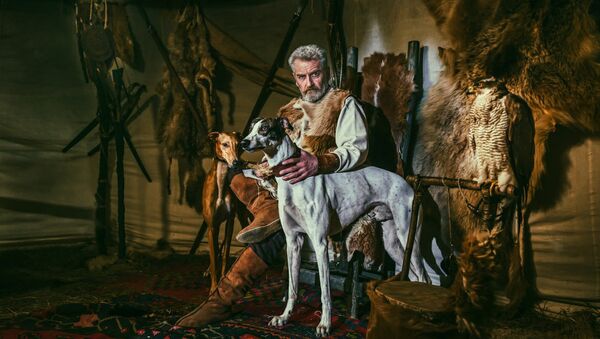 Мужчина с охотничьими собаками на фоне звериных шкур на фотографии Вано Пицхелаури - Sputnik Грузия