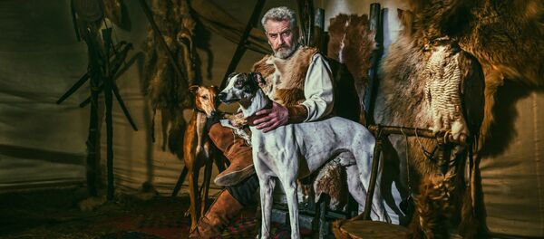 Мужчина с охотничьими собаками на фоне звериных шкур на фотографии Вано Пицхелаури - Sputnik Грузия