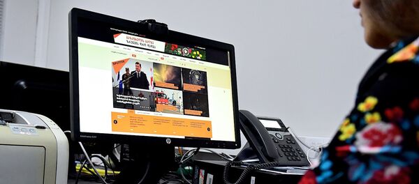 Девушка читает новости на сайте Sputnik Грузия - Sputnik Грузия