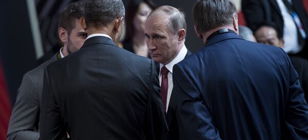 Президент США Барак Обама и президент РФ Владимир Путин пожимают руки перед началом заседания лидеров саммита АТЭС в Перу - Sputnik Грузия