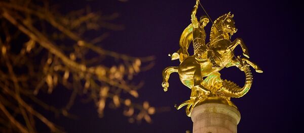 Памятник Святому Георгию работы Зураба Церетели на площади Свободы в центре столицы Грузии - Sputnik Грузия