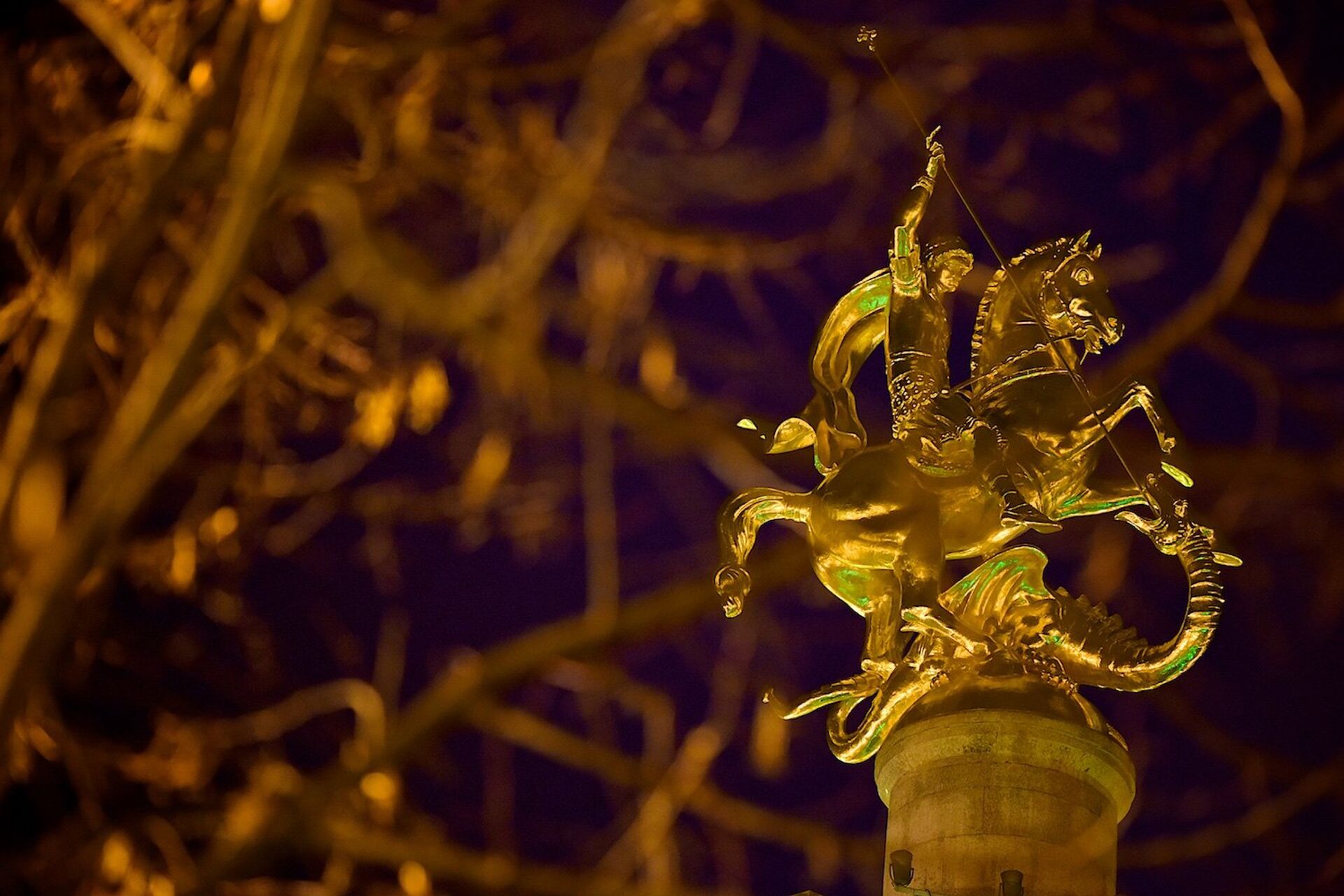 Памятник Святому Георгию работы Зураба Церетели на площади Свободы в центре столицы Грузии - Sputnik Грузия, 1920, 22.11.2022