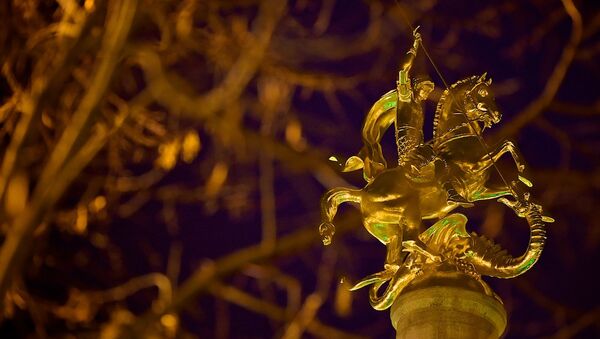 Памятник Святому Георгию работы Зураба Церетели на площади Свободы в центре столицы Грузии - Sputnik Грузия