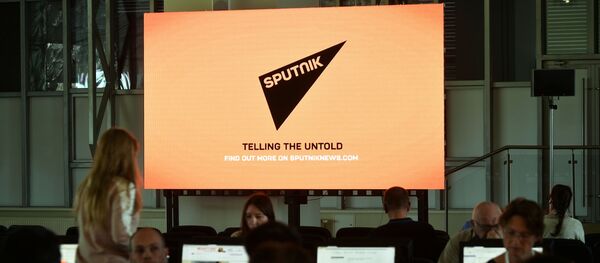 Журналисты на фоне экрана с логотипом агентства Sputnik - Sputnik Грузия