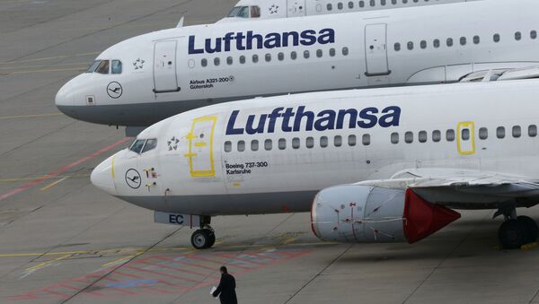 Самолеты стоят на взлетной полосе во время забастовки пилотов немецкой авиакомпании Люфтганза в аэропорту Франкфурта, Германия - Sputnik Грузия