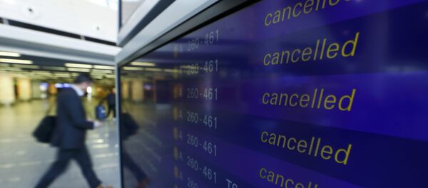 Пассажир проходит мимо табло с информацией об отмене рейсов во время забастовки пилотов немецкой авиакомпании Люфтганза в аэропорту Франкфурта - Sputnik Грузия