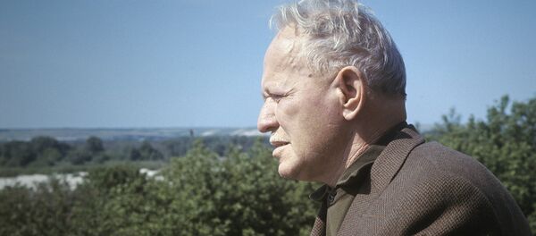 Михаил Шолохов на балконе своего дома - Sputnik Грузия