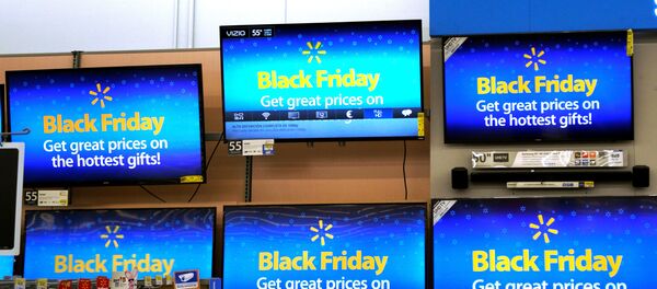 Объявление о Black Friday (Черная пятница) на экранах в одном из магазинов Колорадо - Sputnik Грузия