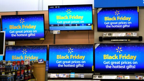 Объявление о Black Friday (Черная пятница) на экранах в одном из магазинов Колорадо - Sputnik Грузия