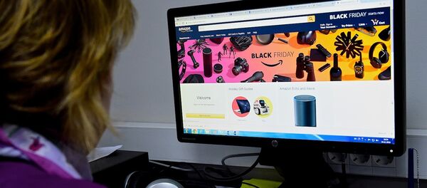 Девушка рассматривает объявление о Black Friday (Черная пятница) на экране компьютера - Sputnik Грузия
