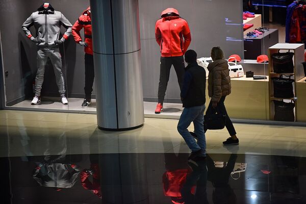 Покупатели в одном из торговых центров грузинской столицы - Sputnik Грузия