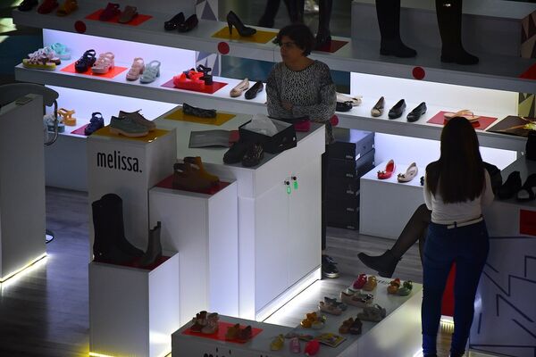 Один из обувных магазинов в торговом центре в грузинской столице - Sputnik Грузия