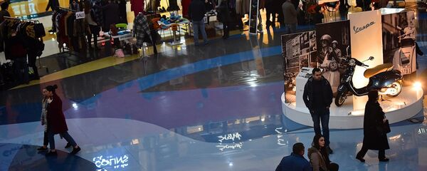 Покупатели в одном из торговых центров грузинской столицы Покупатели в одном из торговых центров грузинской столицы - Sputnik Грузия